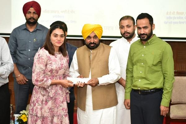 The medal winners of 12 national games of district Ludhiana were honored with a cash prize of 54 lakh rupees