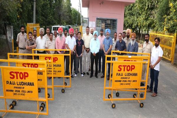 Vardhaman Special Steel presented 10 barricades for traffic planning in PAU