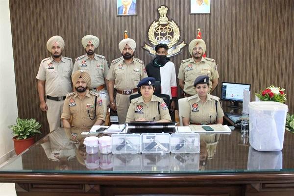 Khanna police arrested four people along with weapons, recovered 2 pistols and cartridges