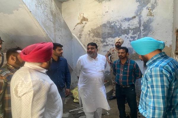 MLA Pappi Parashar reviewed the Mohalla clinics under construction