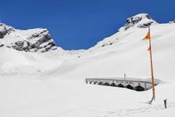 Hemkunt Sahib Yatra starts from 20th May, army soldiers are making a path in 15 feet high snow sheet.