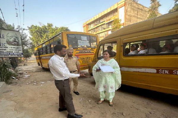Checking of school buses continued in Ludhiana, 6 buses were stopped, challan issued for 3