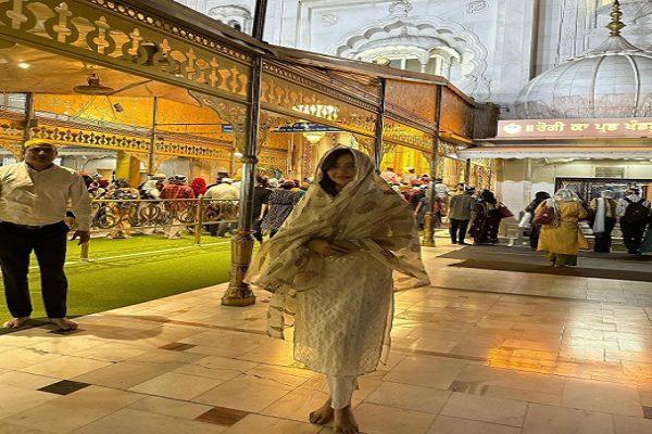 Actress Neha Sharma and Nawazuddin Siddiqui bowed at Gurudwara Sri Bangla Sahib