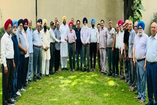 Bank retirees submitted a demand letter to Member of Parliament Ravneet Singh Bittu