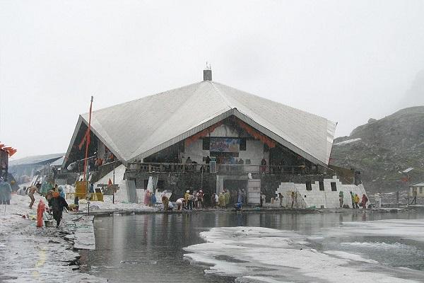 Yatra of Sri Hemkunt Sahib stopped due to heavy snowfall, pilgrims stopped at Ghangaria