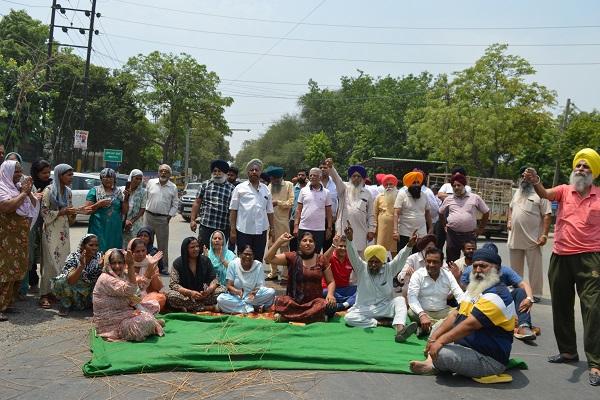 Due to the bad condition of the road, the residents of Dhandra Road staged a huge protest