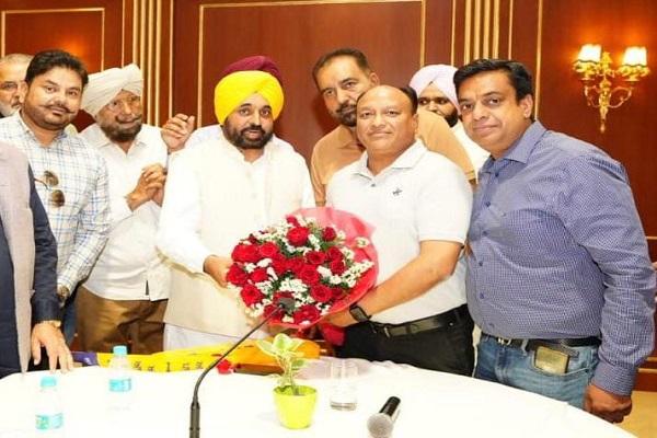 Punjab Bhatta Association president Ramesh Mohi joins Aam Aadmi Party