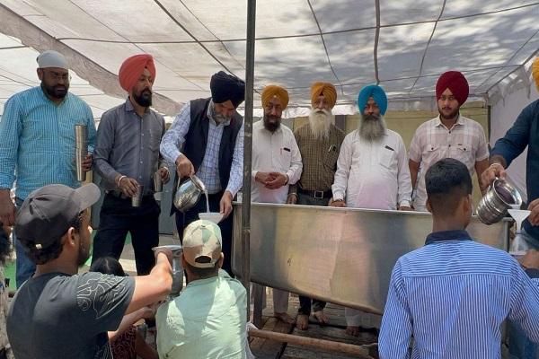 On the occasion of Shaheed Purab, Guru's langar was served incessantly on the chabil of cold sweet water