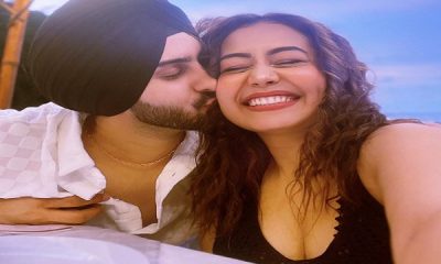 Neha Kakkar put a stop to the divorce news, shared a picture with her husband Rohanpreet