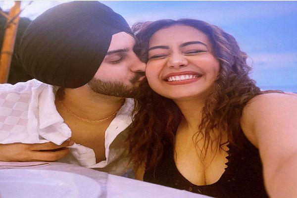 Neha Kakkar put a stop to the divorce news, shared a picture with her husband Rohanpreet