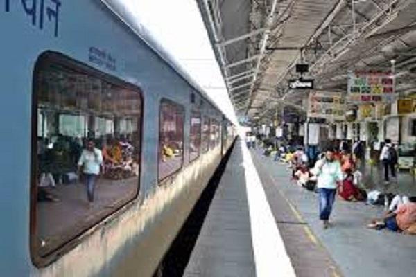 15 girls suddenly fainted in the train, immediately brought to the civil hospital