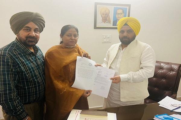 MLA Chhina submitted a demand letter to Cabinet Minister Harbhajan Singh ETO