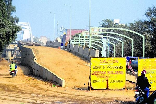 People are worried due to incomplete construction of railway bridges in the industrial city