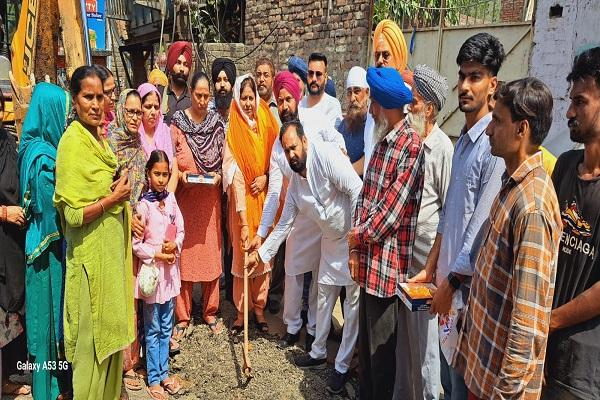 Inauguration of Link Road construction works in Ward No. 37 by MLA Chhina