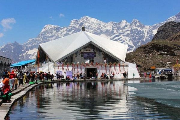 Despite bad weather, so far more than 80 thousand devotees have paid obeisance at Sri Hemkunt Sahib