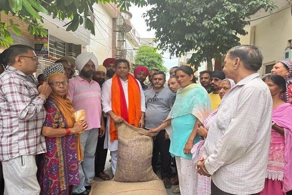 Under the leadership of MLA Baga, the smooth distribution process of wheat started at all the depots in the constituency
