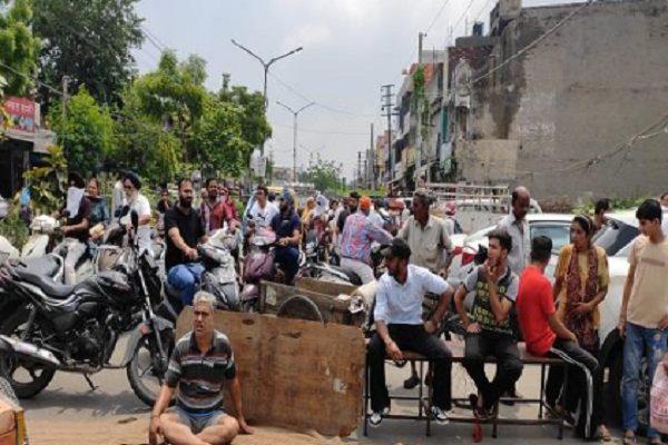 In Ludhiana, the people of this neighborhood took to the streets, know what is the matter