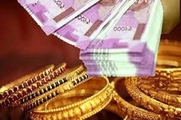12 tola gold and cash worth Rs 2 lakh stolen from the house of a hosiery businessman who went to Manali