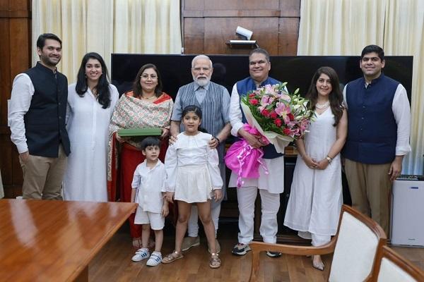 Member of Parliament Arora met the Prime Minister with family members
