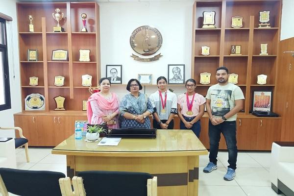 Government college players won medals in senior district swimming championship