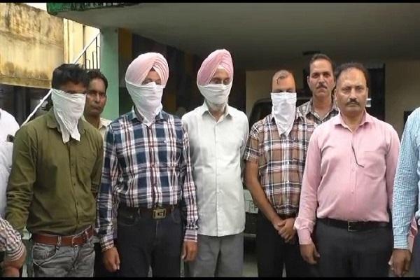 Vigilance caught 4 including 2 employees of DRO in Ludhiana while taking bribe