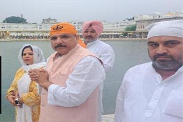 MP Sanjay Singh bows down with his wife at Sachkhand Sri Harimandar Sahib, targets pierced at opponents More about this source textSource text required for additional translation information Send feedback Side panels