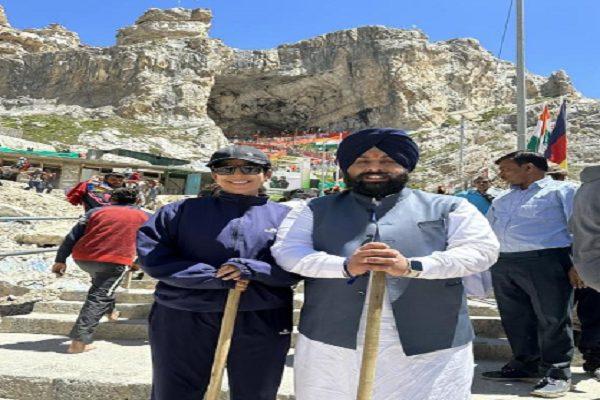 Cabinet Minister Harjot Bains visited Baba Barfani with his wife