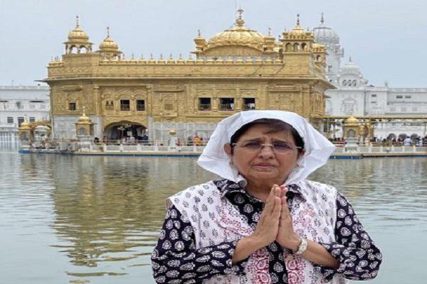 Former IPS officer Kiran Bedi Sachkhand bowed down at Sri Harmandir Sahib