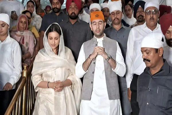 Parliamentarian Raghav Chadha bowed to Parneeti Chopra in Sri Harmandir Sahib