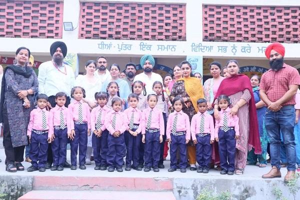 MLA Hardeep Singh Mundia distributes uniforms to students