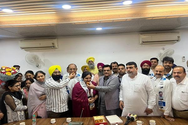 Ludhiana councilor Pinky Bansal joined AAP along with her husband