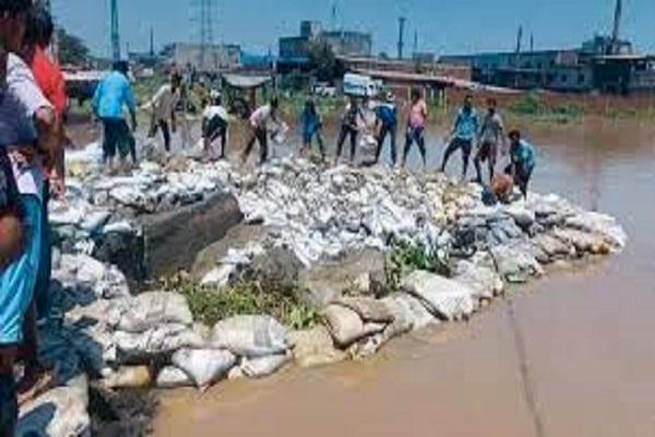 Budha Nala is raging in the areas adjacent to Tajpur Road, flood-like conditions