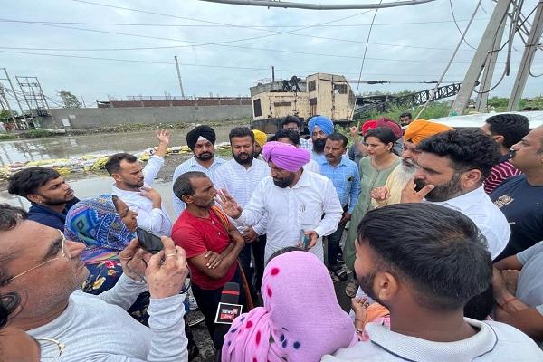 MLA Grewal inspected Budhe Darya, gave instructions to officials ​