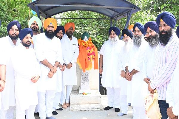 Sukhbir Badal paid tribute to Shaheed Karnail Singh Isru