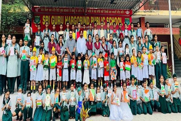 SGHP school students prepared a thank you card for Indian soldiers