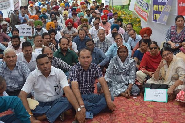 Non-teaching staff participated in the protest rally against the negative attitude of the government