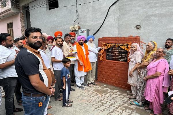 MLA Bhola Grewal inaugurated a new tubewell in Ward No: 3