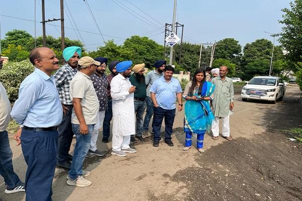 MLA Bhola Grewal gave instructions to fix the sewage system in the constituency