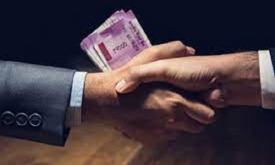 In Ludhiana, the vigilance caught the assistant of the travel agent taking bribe