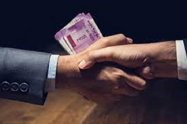 In Ludhiana, the vigilance caught the assistant of the travel agent taking bribe