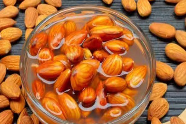 Know what benefits the body gets by eating soaked almonds