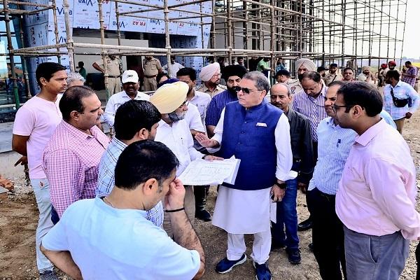 MP Arora reviewed the ongoing development projects in Ludhiana