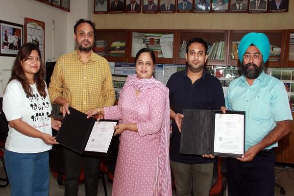 PAU signed 21st agreement on sugarcane juice bottling technology