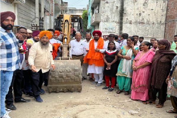 Inauguration of development works in ward number 2 by MLA Bhola Grewal