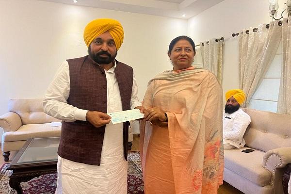 MLA Rajinder Pal Kaur Chhina handed over one month's salary check to the Chief Minister