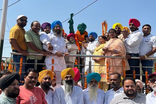 MLA Grewal offered flowers on the birthday of Shaheed Sardar Bhagat Singh