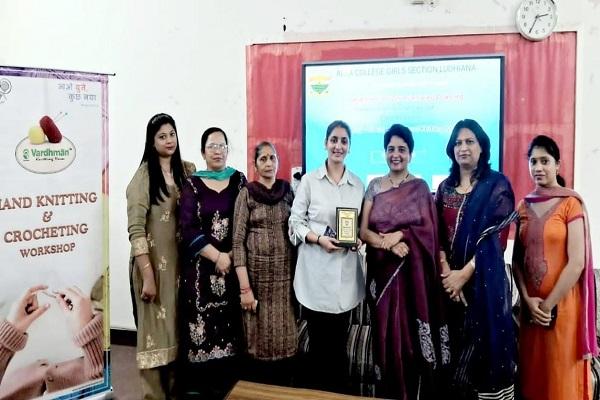 Arya College organized a workshop on weaving and crocheting