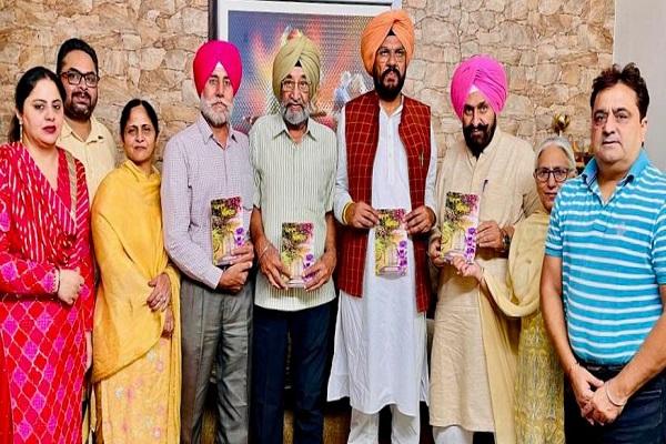 Prof. Sukhwant Gill's book "Yaad di Patari" was presented to the public by Minister Dhaliwal