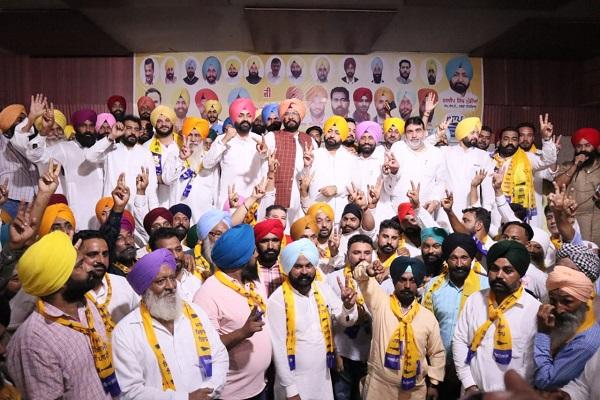 Big blow to Congress and Akali Dal before panchayat elections