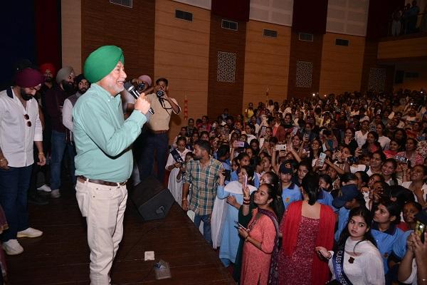 The star cast team of the Punjabi film Gaadi Jayai e Chhalag Mardi reached Khalsa College